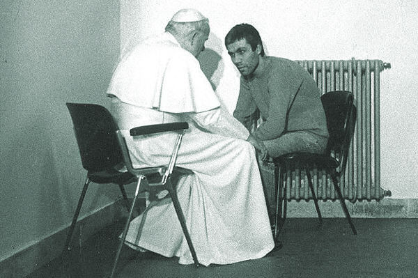 Jan Paweł II odwiedził w więzieniu zamachowca Ali Agcę