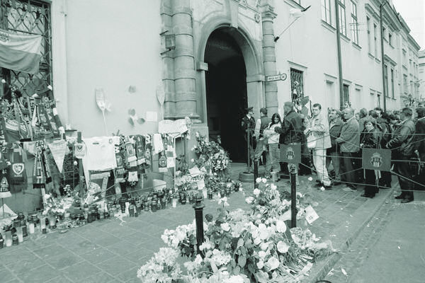 Mieszkańcy Krakowa oddali cześć zmarłem Janowi Pawłowi II