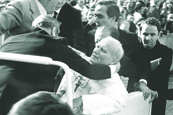 Zamach na papieża Jana Pawła II, Plac Świetego Piotra, 13 maja 1981 roku