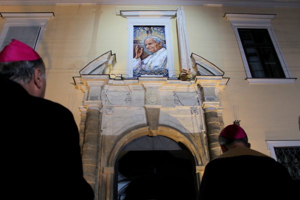 Odsłonięcie mozaiki w Oknie Papieskim
