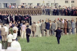 Pożegnanie papieża Jana Pawła II na lotnisku Balice kończące I pielgrzymkę do Polski.