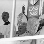 Papież Jan Paweł II podczas porannej Mszy św. odprawianej przed klasztorem jasnogórskim.