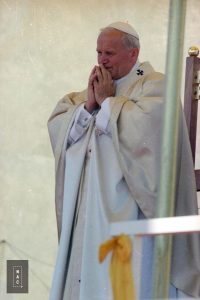 Papież Jan Paweł II w modlitwie podczas porannej mszy św. przed klasztorem jasnogórskim.