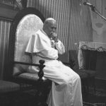 Papież Jan Paweł II podczas spotkania z Radą Naukową Episkopatu Polski w Kaplicy Różańcowej.