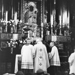 Jan Paweł II celebrujący poranną Mszę św. w Kaplicy Matki Boskiej Częstochowskiej.