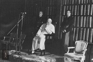 Papież Jan Paweł II podczas spotkania z przedstawicielami zgromadzeń zakonnych w bibliotece jasnogórskiej.