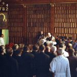 Spotkanie papieża Jana Pawła II z przedstawicielami zgromadzeń zakonnych w bibliotece jasnogórskiej.
