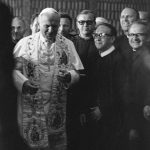 Papież Jan Paweł II wśród przedstawicieli zgromadzeń zakonnych podczas spotkania w bibliotece jasnogórskiej.