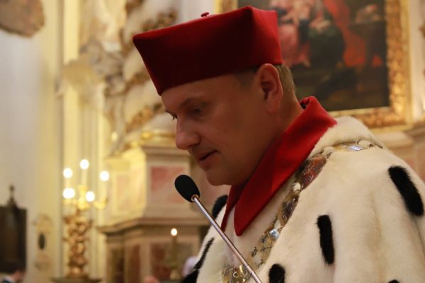 Rektor Uniwersytetu Papieskiego w Krakowie: oddajemy cały świat w opiekę św. Jana Pawła II, który sam doświadczył cierpienia z powodu epidemii
