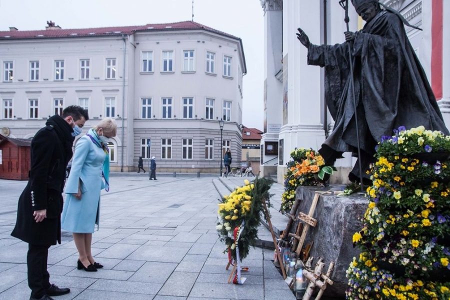 Kwiaty i modlitwa w 16. rocznicę śmierci św. Jana Pawła II Patrona Województwa Małopolskiego