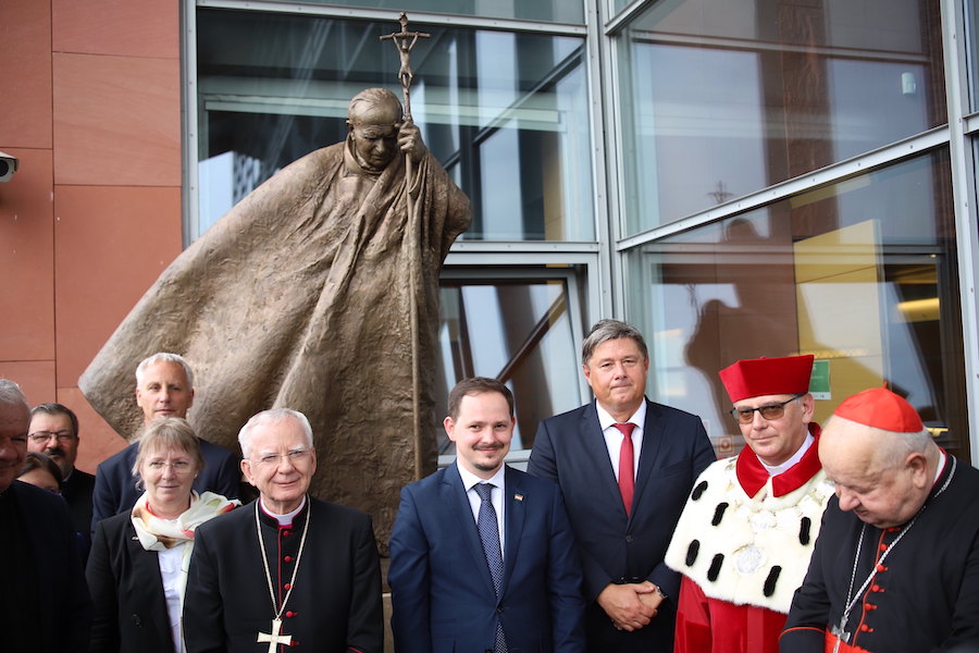 Odsłonięcie pomnika św. Jana Pawła II przy bibliotece UPJPII