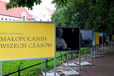 Jan Paweł II – Małopolanin wszech czasów – wystawa na krakowskich Plantach