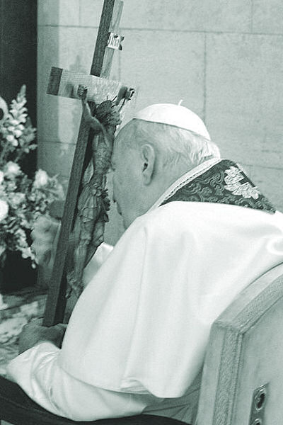 Jan Paweł II podczas ostatniej Drogi Krzyżowej, fot. A. Mari